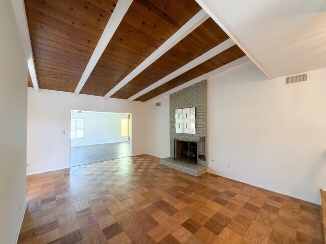 Foto del edificio - 962 N Calmgrove Ave