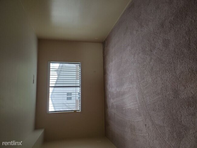 Building Photo - 2 br, 1 bath Condo - 30052 W 12 Mile Rd