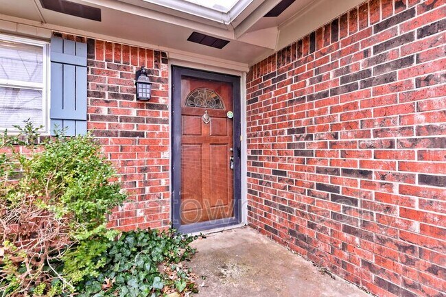 Foto del edificio - 320 Cedar Crest Dr