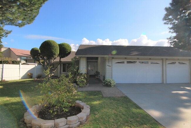Building Photo - Spacious Cul De Sac House with Yard and Pool