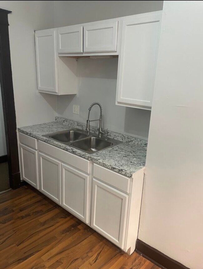 Foto del edificio - 228 W Delavan Ave