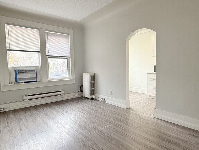 Building Photo - 1495 Gladstone Ave