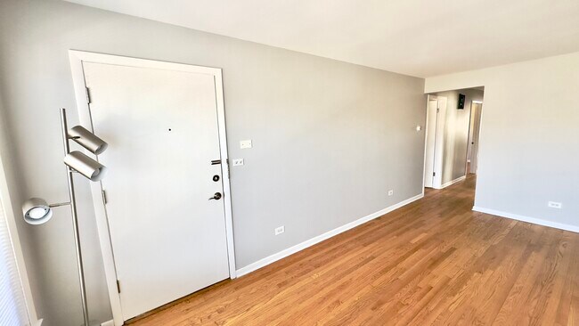 Foto del edificio - 6153 W Montrose Ave
