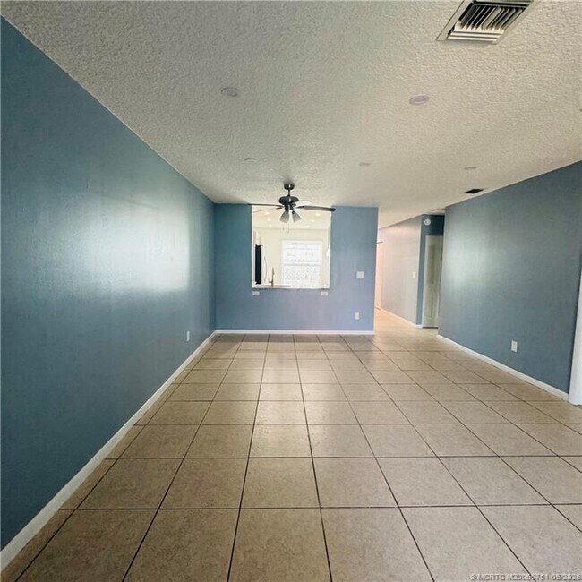 Foto del edificio - 4421 SE Village Rd