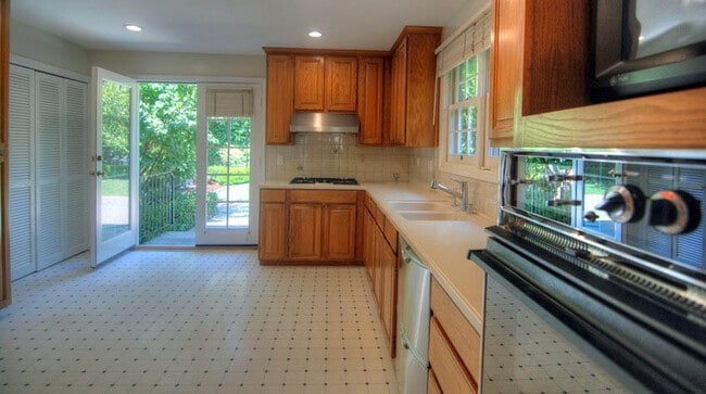 Foto del edificio - 2121 Middlefield Rd