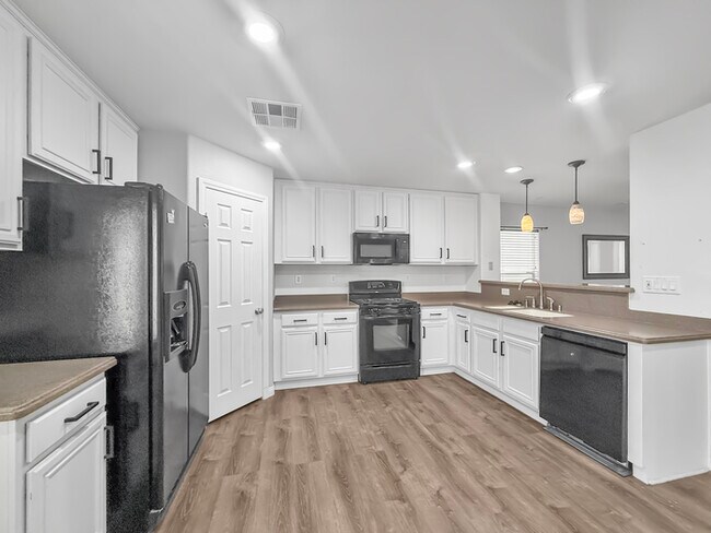 Foto del edificio - Charming 3-Bedroom, 2.5-Bath Home in a Des...