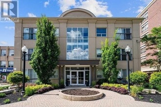 Building Photo - 4198 Dundas St W