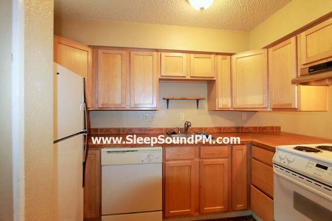 Building Photo - Two Bedroom Townhouse with Tranquil Scenery