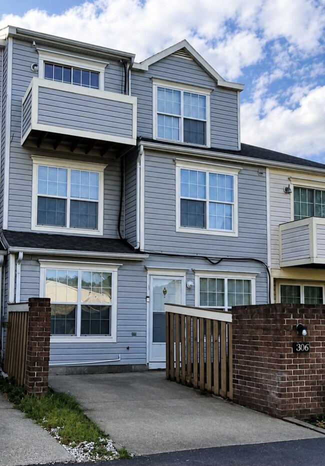 Building Photo - 46349 Columbus Dr