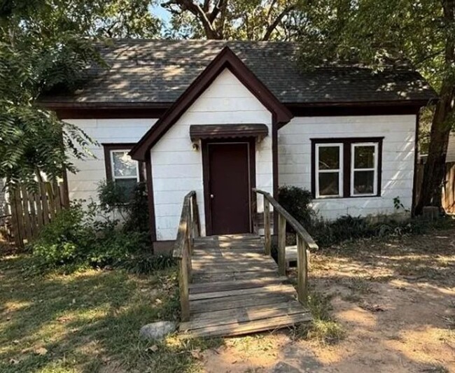 Building Photo - Freshly Updated 3 Bedroom House