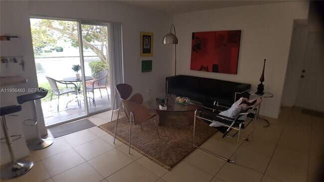 Foto del edificio - 7640 Westwood Dr