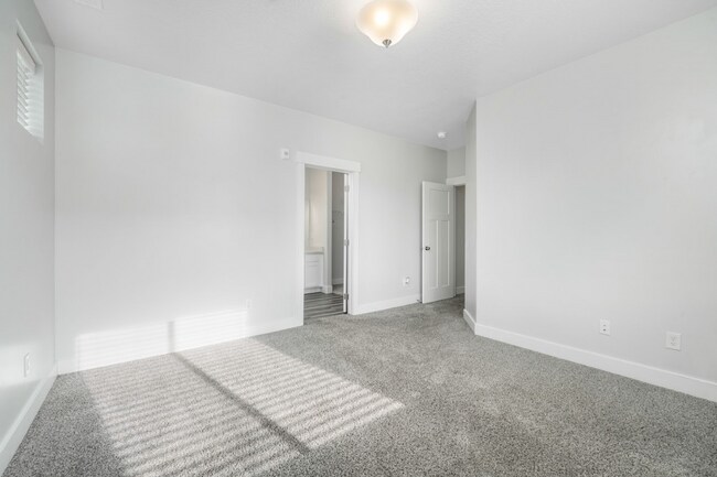 Foto del edificio - Modern 3-Bed, 2-Bath Apartment with Open F...