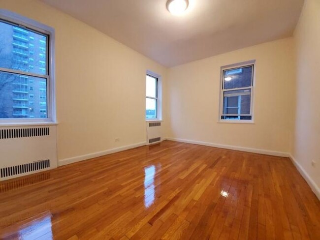 Building Photo - 1 bedroom in BRONX NY 10463