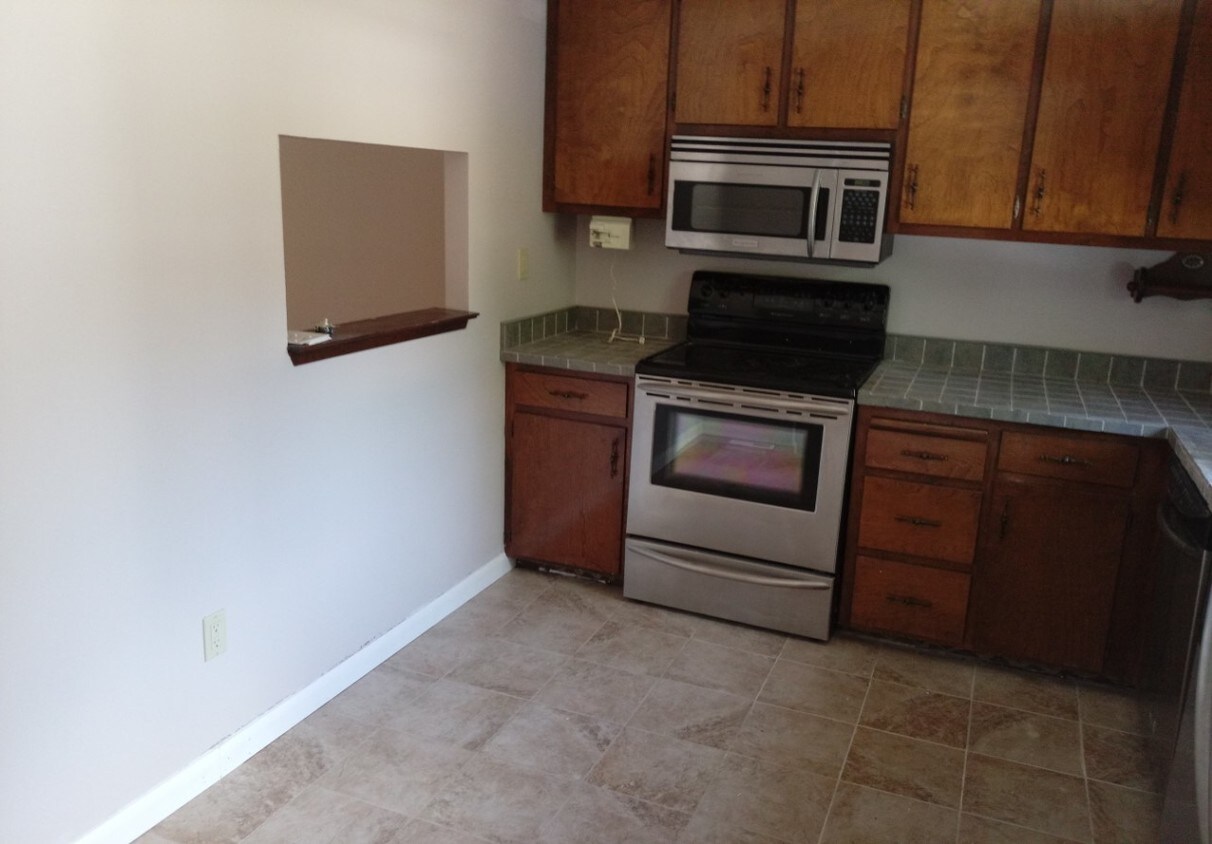 Primary Photo - 10 W Pine Way
