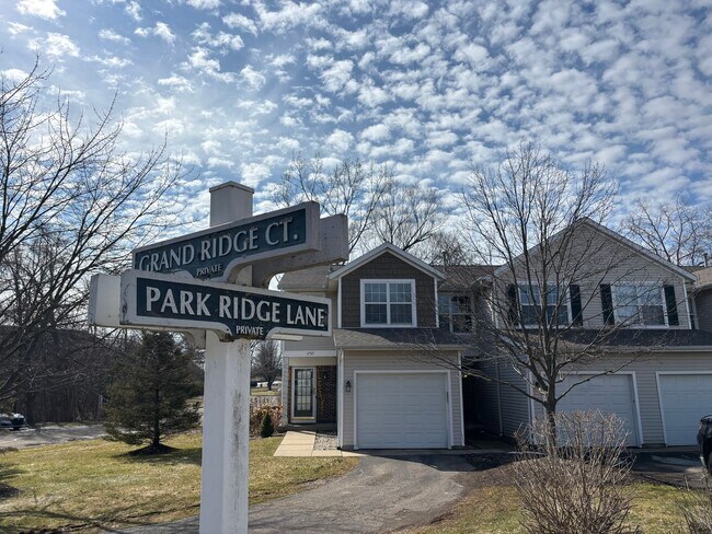 Foto del edificio - Knapps Corner Townhome available now. Forest Hills Schools