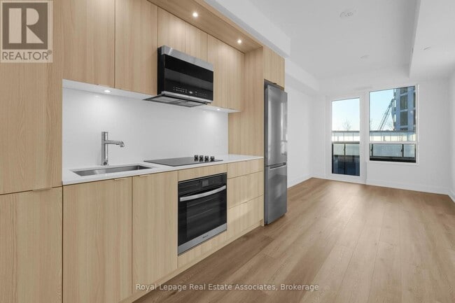 Photo du bâtiment - 60 Central Park Roadway