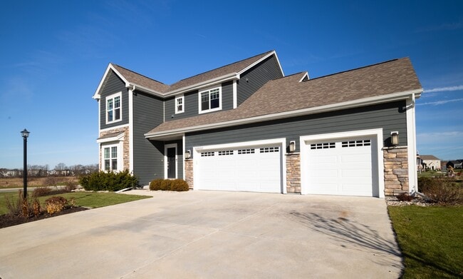 Exterior Delantero 3 - W198N5020 Hickory St