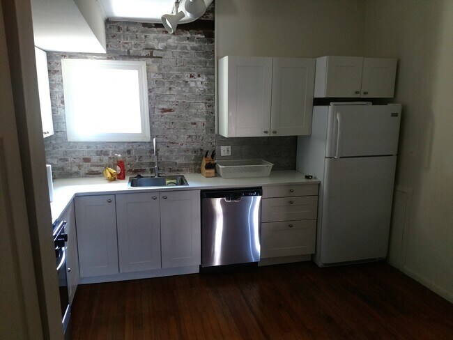 Building Photo - 1205 Leopard St