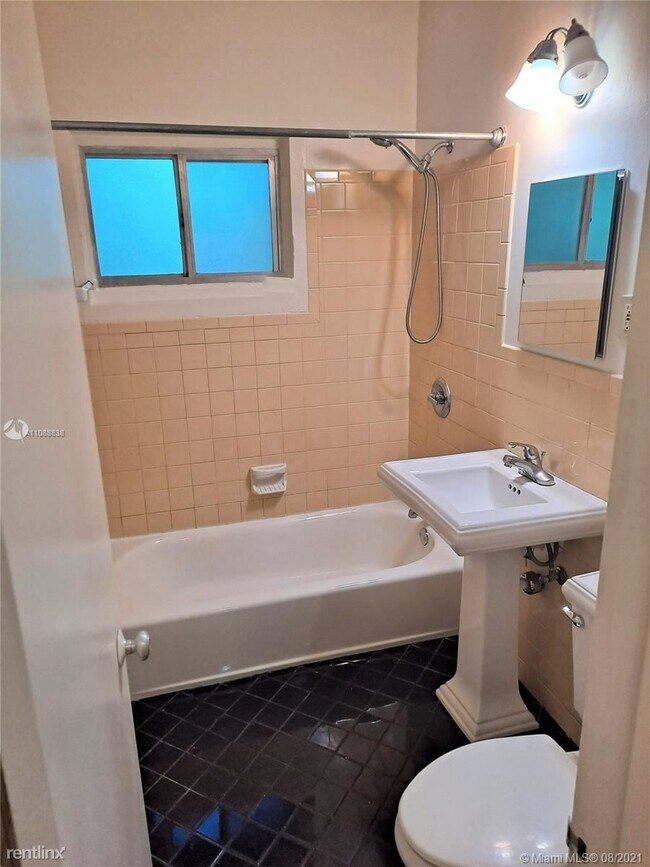 Building Photo - 2 br, 1 bath House - 11801 NE 11th Pl # A