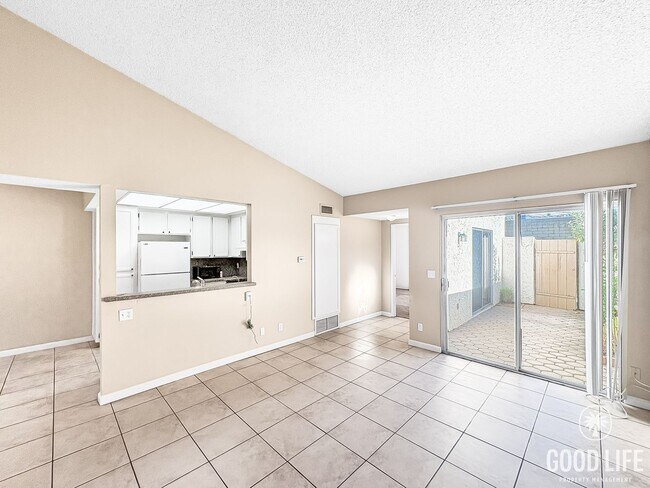 Foto del edificio - Great 2B/2BA Townhome in Escondido w/ AC, ...