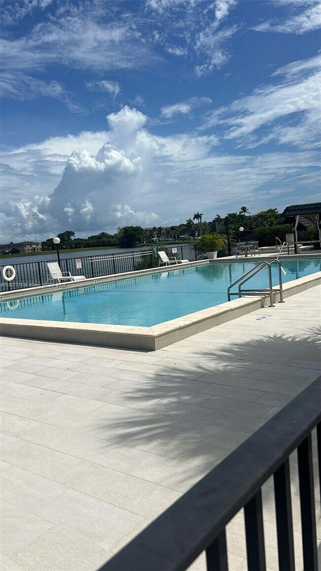 Foto del edificio - 491 Ives Dairy Rd