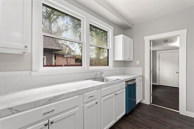 Building Photo - Gorgeous Remodeled Home!