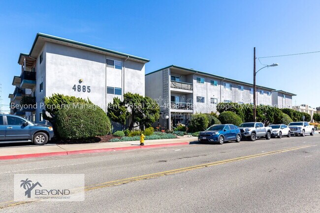 Foto del edificio - 4885 Cole St