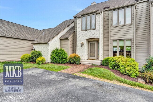 Building Photo - Beautiful 3 Bedroom Townhome in Hunting Hills