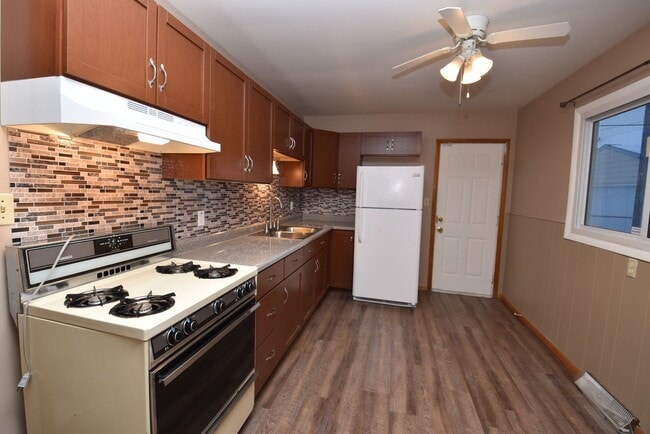 Building Photo - Mishawaka 3 bed 1 1/2 bath by Marion Highs...