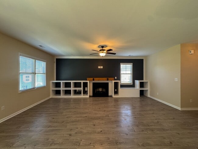 Building Photo - Stunning 4 Bed 2.5 Bath Raeford Home