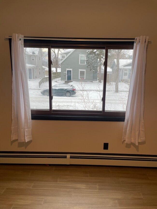 Foto del edificio - 824 Russell Ave N