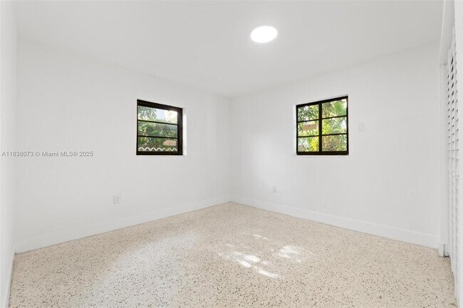 Foto del edificio - 2442 SW 3rd St