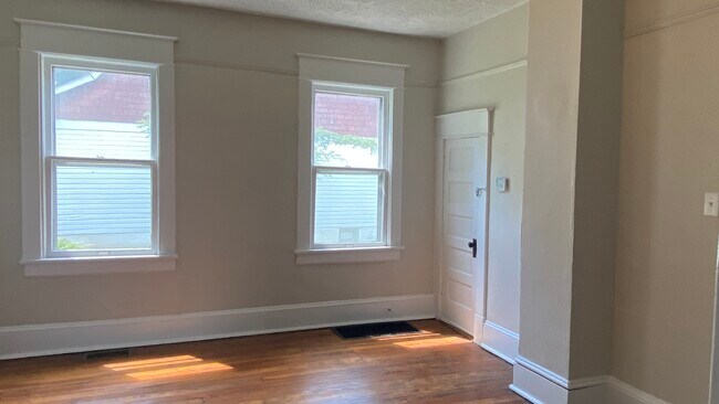 Building Photo - 816 Staunton Ave NW