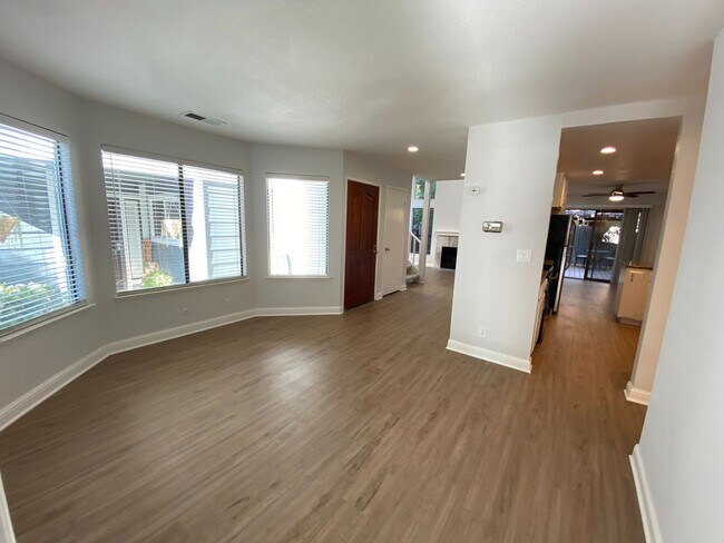 Building Photo - 2 Bed 2.5 Bath Townhouse W/ 2 Car Attached...