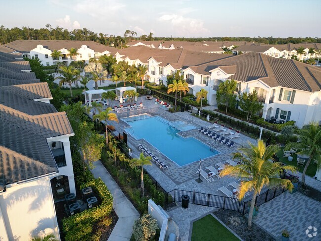 Building Photo - The Crest at Naples