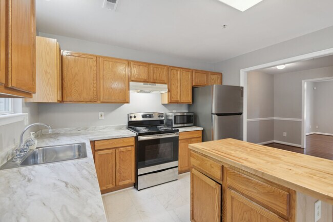 Building Photo - 176 Langdon Farm Cir