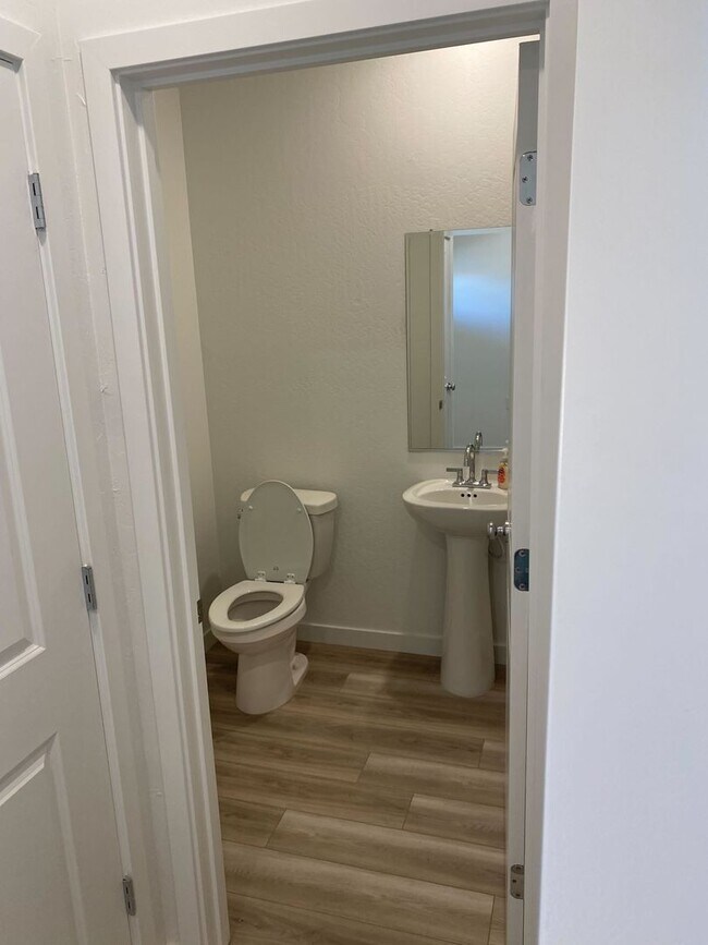 Foto del edificio - **Now Leasing – Stunning New 3-Bedroom Hom...