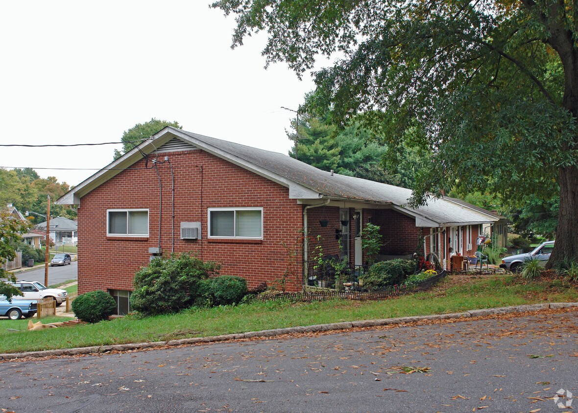 Primary Photo - Walnut St Apartments