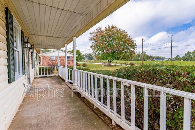 Building Photo - 208 Roscoe Dr