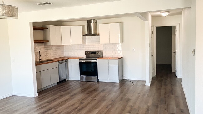 Kitchen - 6403 Espana Dr