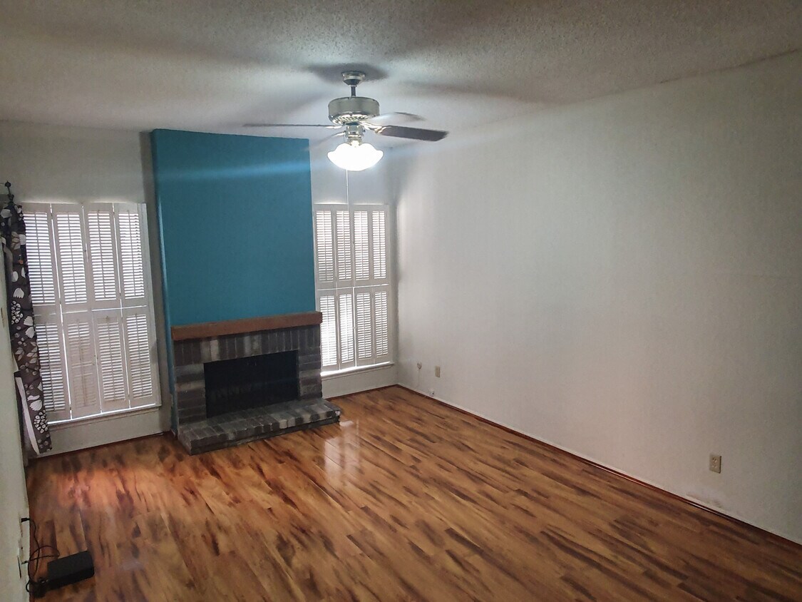 Living room - 7900 N Stadium Dr