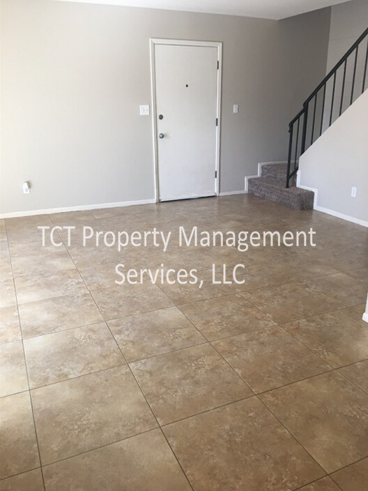 Building Photo - Centrally located 3 bed/1.5 townhouse!