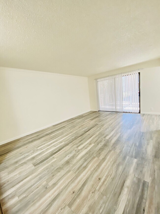 Amplia sala de estar - 350 N Civic Dr