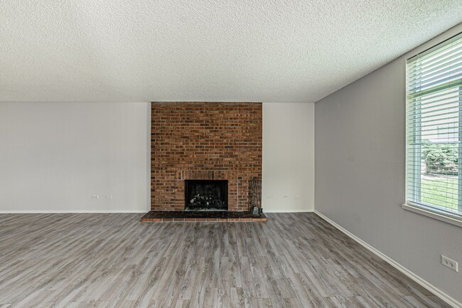 Building Photo - Cozy 2 Bed 2 Bath Condo on the main floor ...