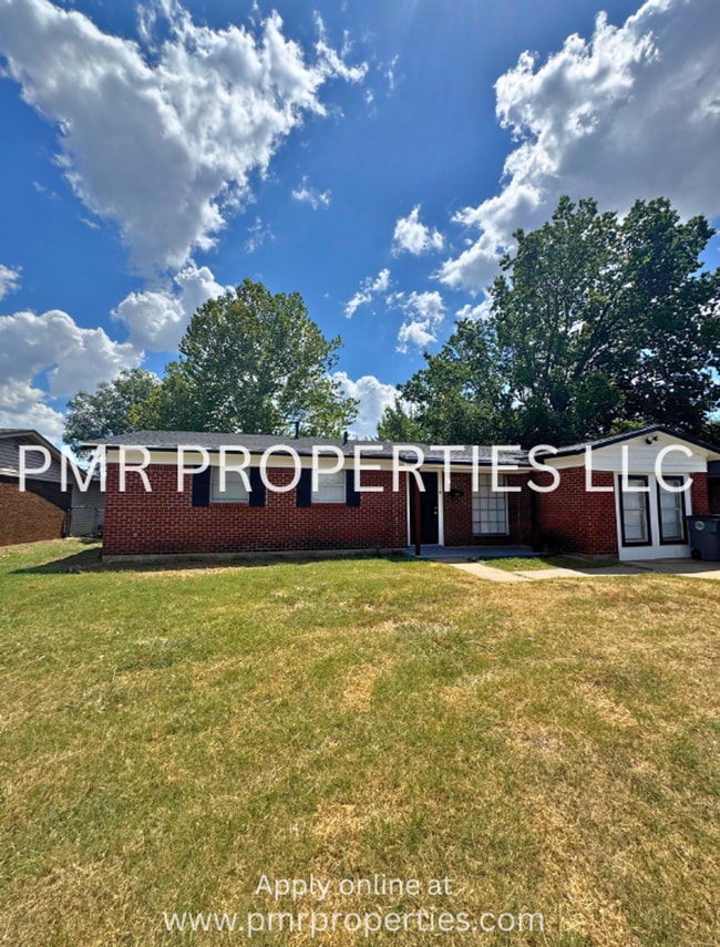 Building Photo - 3 Bedroom / 1.5 Bathroom Home