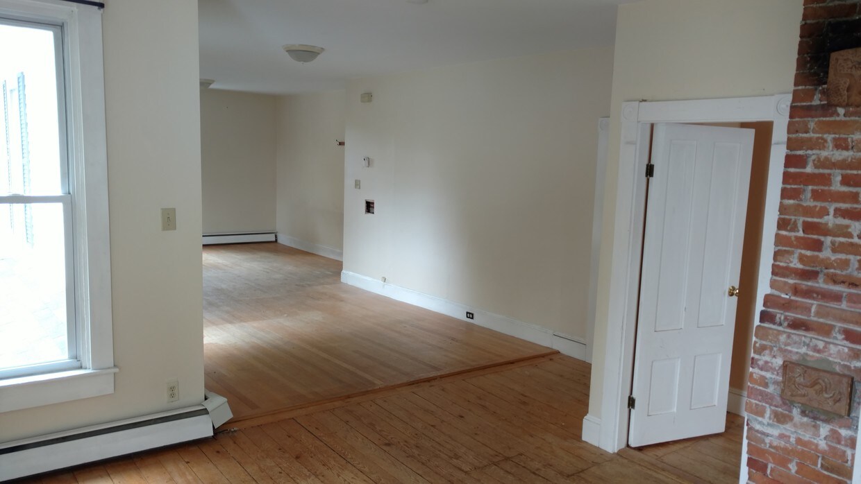 Dining & Living Space - 21 Quebec St