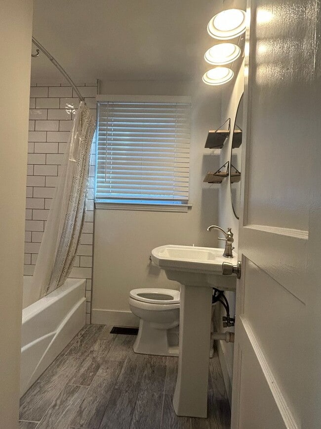 Foto del edificio - All Brick, Pet friendly cottage home