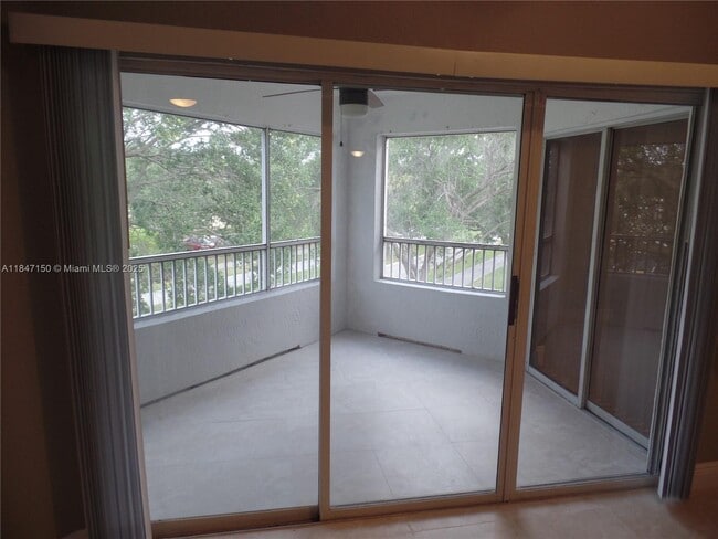 Building Photo - 2810 N Oakland Forest Dr