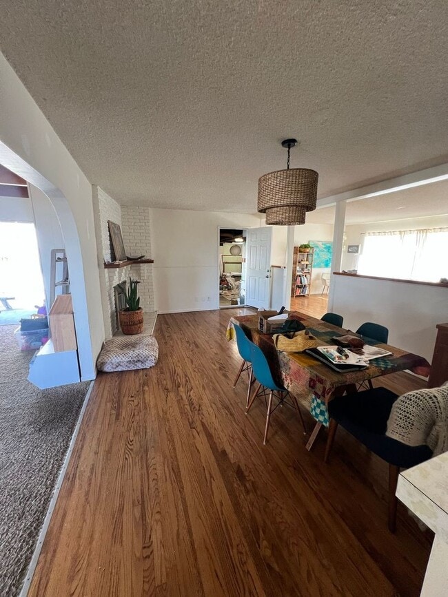 Building Photo - Ventura - Three bedroom, two bath single s...