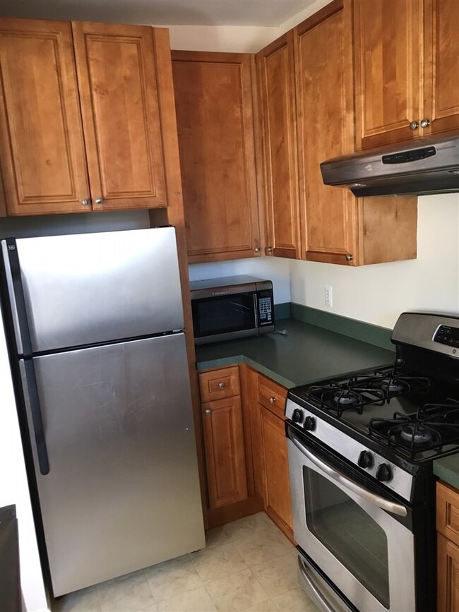 Building Photo - 247 Grove St